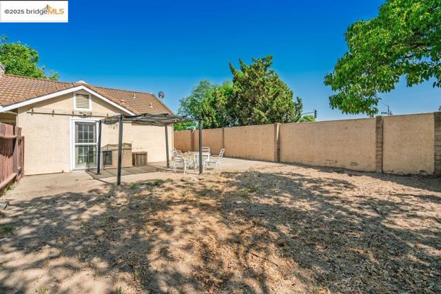 1927 Babbe St, Oakley CA: https://media.crmls.org/mediaz/e1ca4230-03b6-46f7-994a-32b6f8c38846.jpg