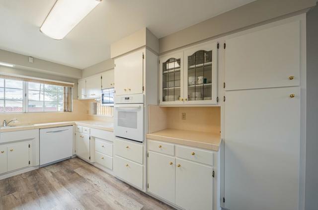 607 La Mesa Drive, Salinas CA: https://media.crmls.org/mediaz/e1ca5246-89cc-4d6c-ac3f-9817c303f3c8.jpg