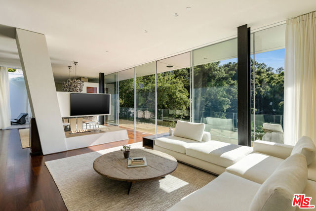 9727 Oak Pass Road, Beverly Hills CA: https://media.crmls.org/mediaz/e1cac105-fb48-45e7-915c-c13c6cc56e96.jpg