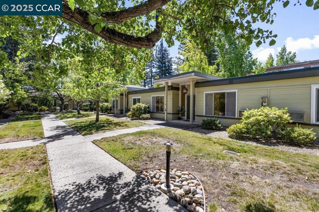 1833 Skycrest Dr, Walnut Creek CA: https://media.crmls.org/mediaz/e1cae7bc-281f-46ca-a2a0-675c0120a194.jpg