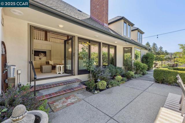 29 Brandt Dr, Moraga CA: https://media.crmls.org/mediaz/e1cafff5-5f77-4c17-adfd-bcb8e013b3a9.jpg