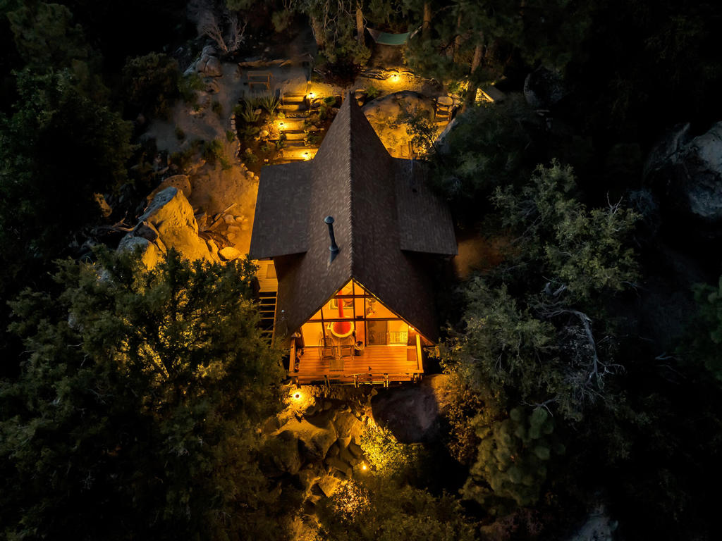 https://media.crmls.org/mediaz/e1cb6595-9d7a-463f-9dc3-8c8c60107096.jpg?preset=X-Large