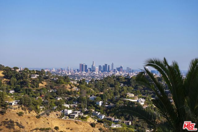 2980 Hollyridge Drive, Los Angeles CA: https://media.crmls.org/mediaz/e1cf2f21-ecdd-4ec8-bba5-26e058f12f6c.jpg