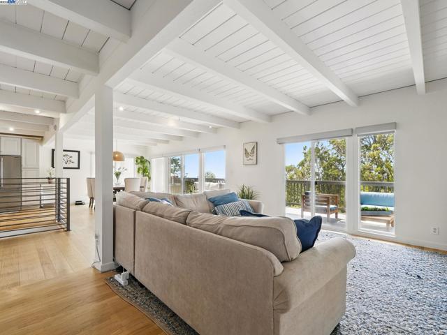 2323 Mastlands Dr, Oakland CA: https://media.crmls.org/mediaz/e1cfd720-42ea-4cd5-8b73-4c4aedfd531d.jpg