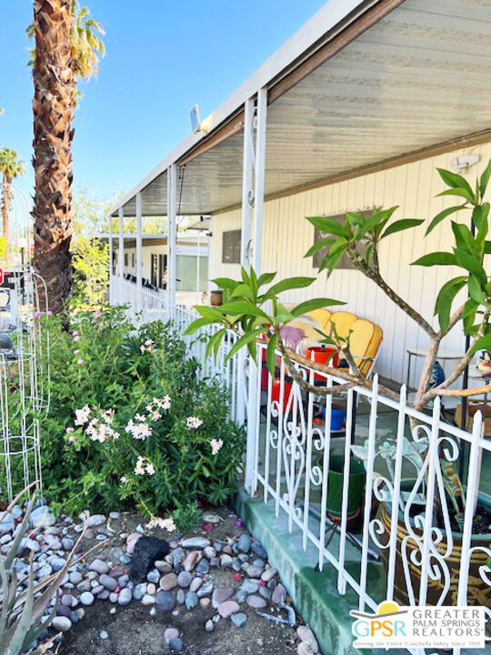 272 Araby Street, Palm Springs CA: https://media.crmls.org/mediaz/e1d08c0e-12da-436a-9dee-fd25c27724e1.jpg