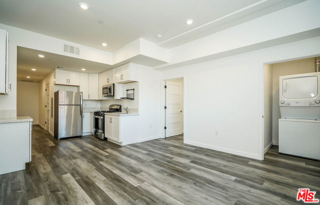2701 James M Wood Boulevard, Los Angeles CA: https://media.crmls.org/mediaz/e1d0fe51-ab8b-45b0-953d-72b0403afa50.jpg