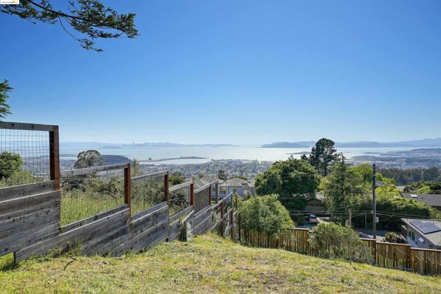 921 Clark Place, El Cerrito CA: https://media.crmls.org/mediaz/e1d30f53-7df0-4f55-9b95-a4d448811cef.jpg