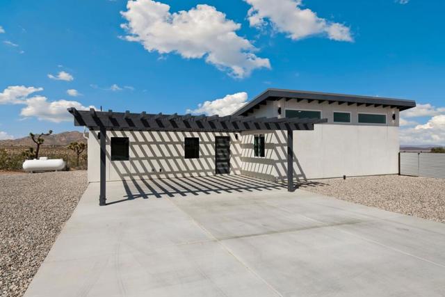 6689 Torres Avenue, Joshua Tree CA: https://media.crmls.org/mediaz/e1d3a3de-7213-4cc4-b619-03377156b72b.jpg