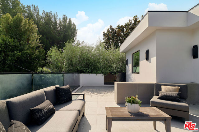 144 N Bowling Green Way, Los Angeles CA: https://media.crmls.org/mediaz/e1d3ca87-58ab-4549-841b-cebcb159fe60.jpg