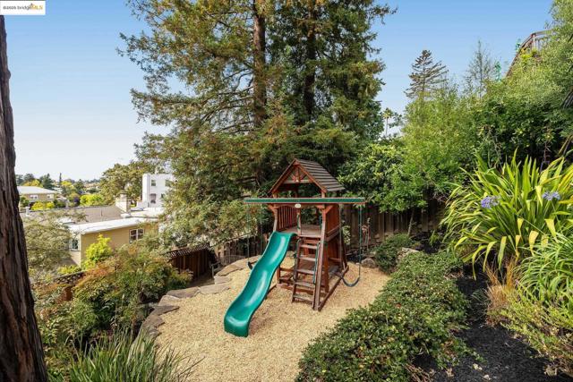 740 Calmar Ave, Oakland CA: https://media.crmls.org/mediaz/e1d3fd8a-6a35-492b-a379-2777af4be3e4.jpg