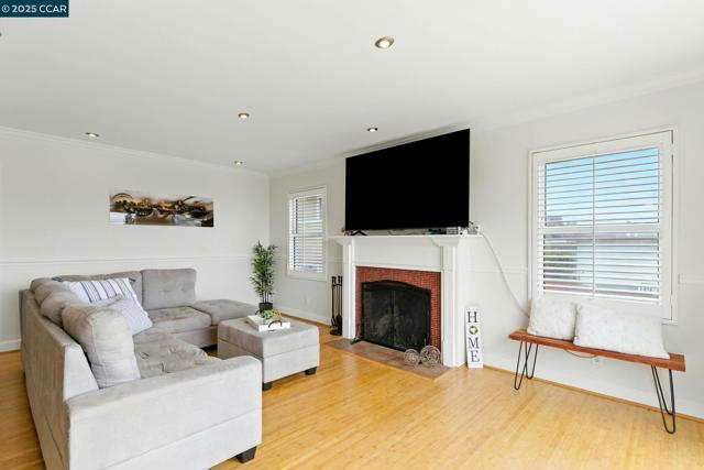 7968 Michigan Ave, Oakland CA: https://media.crmls.org/mediaz/e1d45d3c-8756-483a-af82-6bf068cc6744.jpg