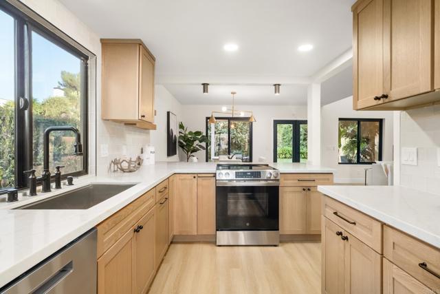 Detail Gallery Image 11 of 31 For 6844 Urubu St, Carlsbad,  CA 92009 - 3 Beds | 3 Baths