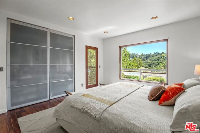 3234 Hillock Drive, Los Angeles CA: https://media.crmls.org/mediaz/e1d808c5-a46d-413b-a13f-0ba0dfc18b07.jpg