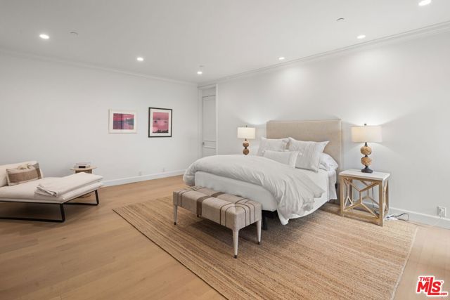 300 N Swall Drive, Beverly Hills CA: https://media.crmls.org/mediaz/e1d89aff-ea6e-4c0d-bca5-b636abc9f169.jpg