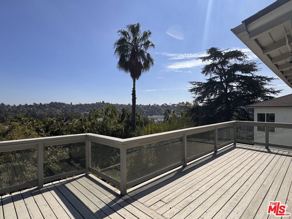 https://media.crmls.org/mediaz/e1d8e3eb-5084-4e4e-aec6-9735057bc2ae.jpg?preset=X-Large