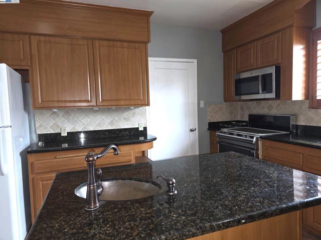 2305 Tennessee St, Vallejo CA: https://media.crmls.org/mediaz/e1da749d-af43-4c12-9213-adff2b809a0c.jpg