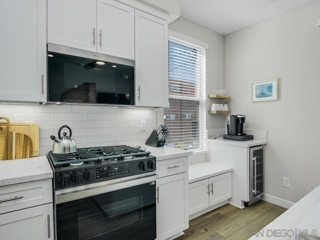 938 Opal St, San Diego CA: https://media.crmls.org/mediaz/e1da8fbd-3251-4e01-b408-adc88e60ab7c.jpg