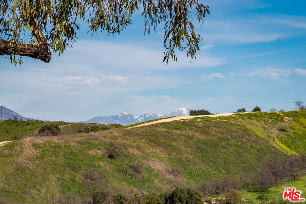https://media.crmls.org/mediaz/e1dbf3a3-694a-4454-a3c7-09654d15c68b.jpg?preset=X-Large