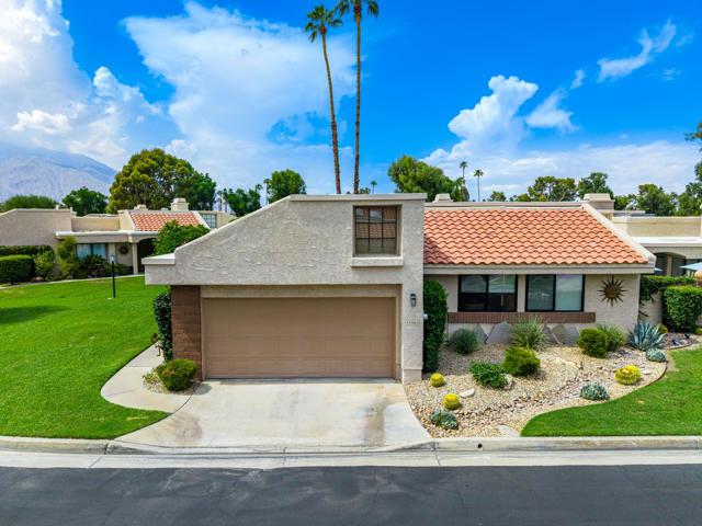 35983 Paseo Circulo E, Cathedral City CA: https://media.crmls.org/mediaz/e1dc21f6-deb2-46ea-9d59-db701311860e.jpg