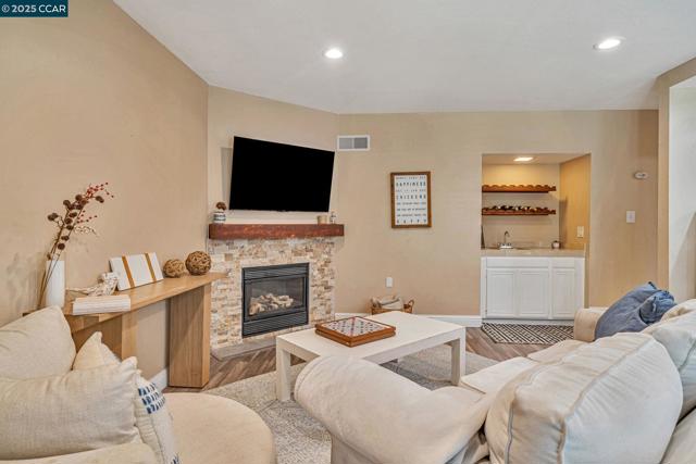 570 Zephyr Cir, Danville CA: https://media.crmls.org/mediaz/e1dc4876-ba62-4587-a325-a6f7cf0a9f71.jpg