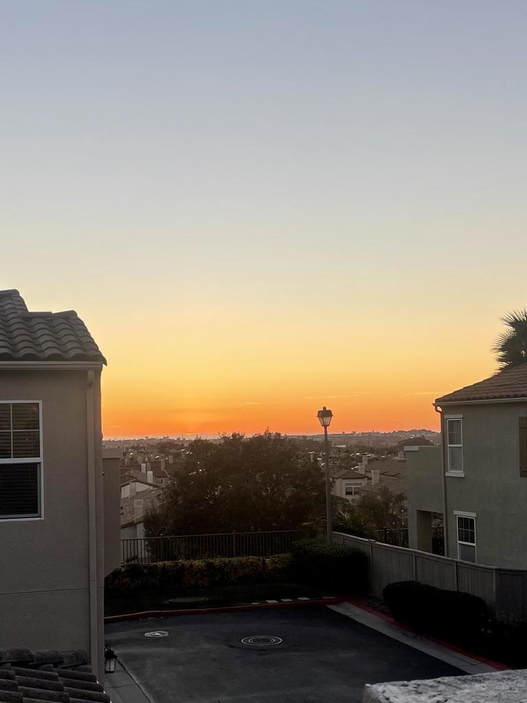 https://media.crmls.org/mediaz/e1dc7e28-aee4-41f0-a886-eb555b69118a.jpg?preset=X-Large