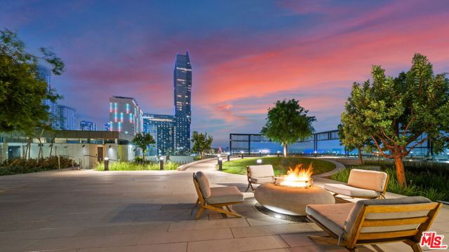 889 Francisco Street, Los Angeles CA: https://media.crmls.org/mediaz/e1ddbaee-4b3f-4e05-aa8c-0984c26d21fe.jpg