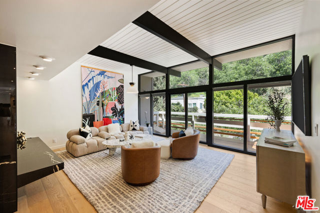 3905 Pacheco Drive, Sherman Oaks CA: https://media.crmls.org/mediaz/e1de3985-4207-4c7e-bb9f-4bd0796c6769.jpg