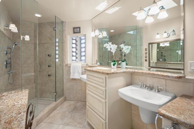 701 Balboa Avenue, Coronado CA: https://media.crmls.org/mediaz/e1def57f-7ca9-417a-af10-688ff844ff04.jpg