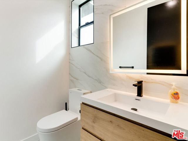 2815 1/2 S Redondo Boulevard, Los Angeles CA: https://media.crmls.org/mediaz/e1df235d-8b51-471c-8982-f090b318ba34.jpg