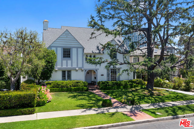 10736 Le Conte Avenue, Los Angeles CA: https://media.crmls.org/mediaz/e1df59c9-832f-4c62-8df3-c49c37206021.jpg