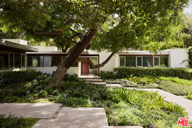 3970 Archdale Road, Encino CA: https://media.crmls.org/mediaz/e1dff4e4-e7de-4b3d-8bcc-0249cf381a06.jpg