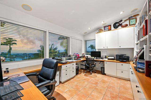 7215 Daffodil Pl, Carlsbad CA: https://media.crmls.org/mediaz/e1dff85b-abf5-4060-8c55-8e057ccd7b0c.jpg