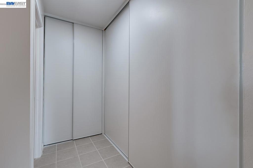 https://media.crmls.org/mediaz/e1e06a95-1188-4e0b-a192-a6fa44db71ff.jpg?preset=X-Large