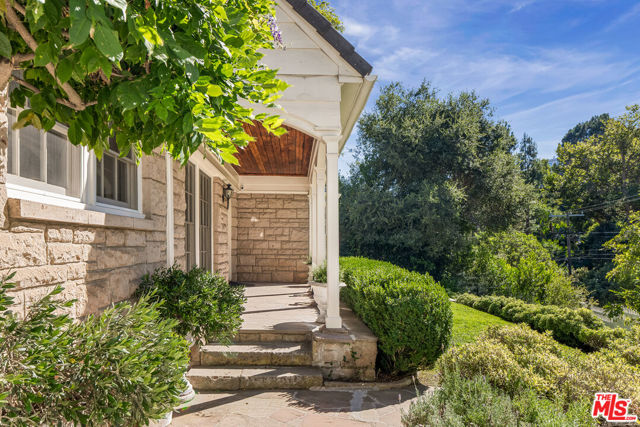 2370 Bowmont Drive photo 4