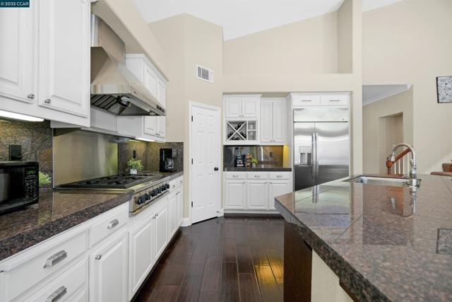 139 Shelterwood Ln, Danville CA: https://media.crmls.org/mediaz/e1e0b1ba-1c1b-4ccc-b2a4-585d6d4a1141.jpg
