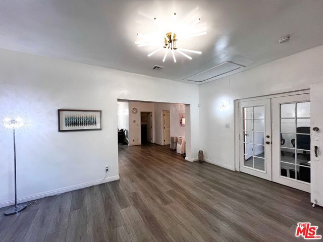 1207 S Harvard Boulevard, Los Angeles CA: https://media.crmls.org/mediaz/e1e19618-e35c-460e-8b98-36eeccd84002.jpg