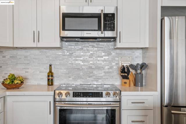 555 Pierce St, Albany CA: https://media.crmls.org/mediaz/e1e1ee2f-27ff-4047-b1d9-ae3a5b49c6fa.jpg