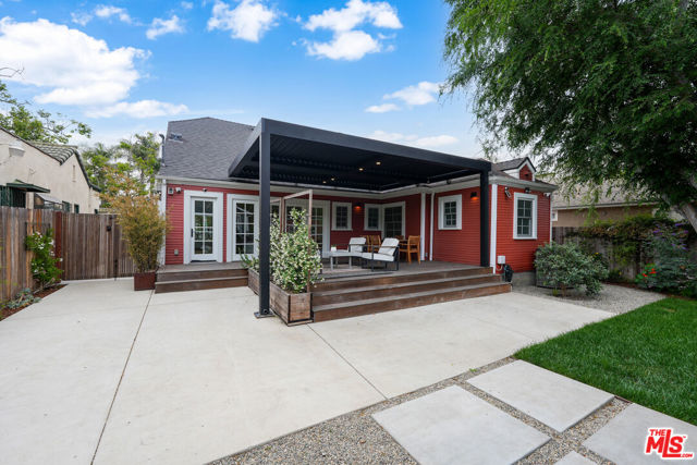 607 S Orange Drive, Los Angeles CA: https://media.crmls.org/mediaz/e1e222ce-71b3-45a0-b394-0bc8398cb6fd.jpg