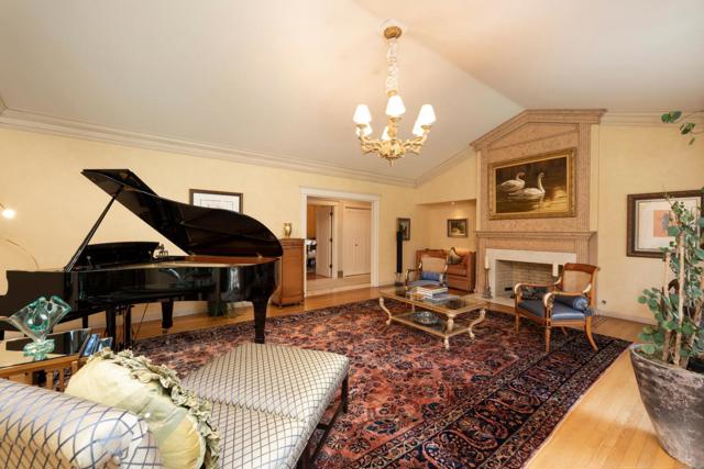 1162 Barroilhet Drive, Hillsborough CA: https://media.crmls.org/mediaz/e1e242a6-11eb-49f7-af18-5afdf2f81a69.jpg