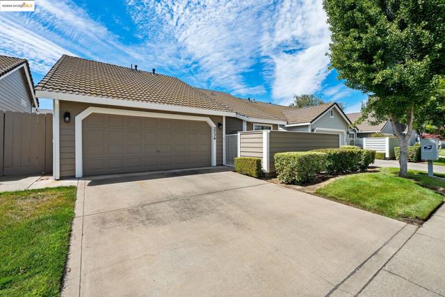 2256 Camborne Dr, Modesto CA: https://media.crmls.org/mediaz/e1e25fef-f225-4d20-af0d-78f8f868e67b.jpg