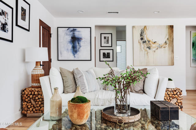 14322 W Collins Street, Sherman Oaks CA: https://media.crmls.org/mediaz/e1e29f69-8835-44bb-96ae-f19ceee0e050.jpg