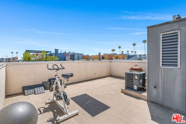 5633 Observation Lane, Los Angeles CA: https://media.crmls.org/mediaz/e1e2f8dd-a24d-4e8f-bfe2-a23a71afba17.jpg