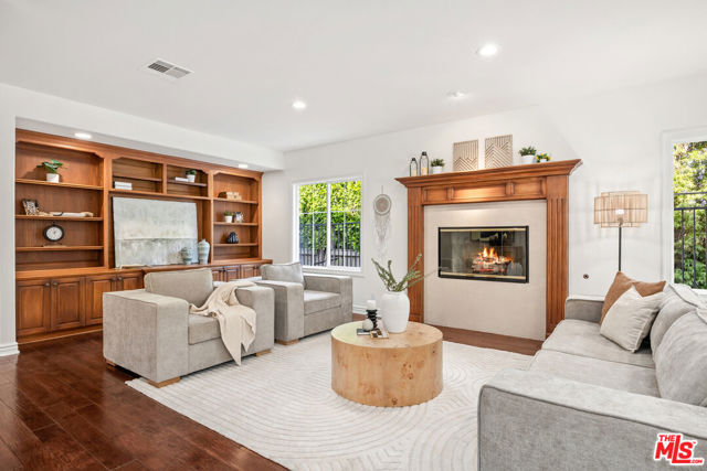 17400 Oak Creek Court, Encino CA: https://media.crmls.org/mediaz/e1e33a0e-b256-45e5-8ca4-c12b030d73d0.jpg
