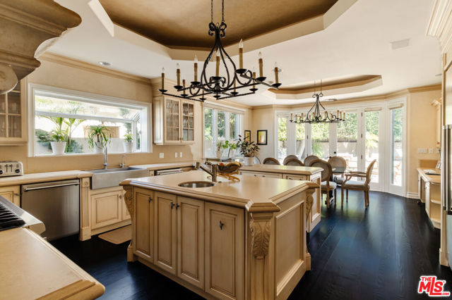 1202 San Vicente Boulevard, Santa Monica CA: https://media.crmls.org/mediaz/e1e36690-47eb-4116-85cc-c01655a9b978.jpg