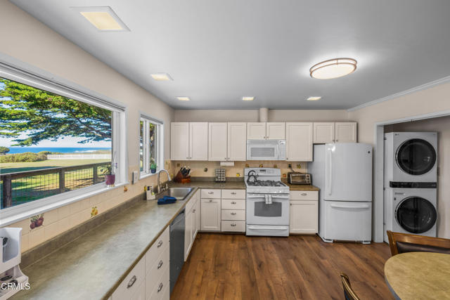 Detail Gallery Image 8 of 27 For 19251 Del Mar Dr, Fort Bragg,  CA 95437 - 4 Beds | 2 Baths