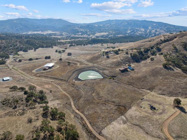 20101 Panoche Road, Paicines CA: https://media.crmls.org/mediaz/e1e4943f-d7bb-41ed-8c7b-f0021b20aeeb.jpg