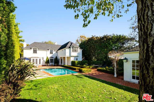 615 Trenton Drive, Beverly Hills CA: https://media.crmls.org/mediaz/e1e4edee-a132-466c-96d9-81ee25bd0dd7.jpg