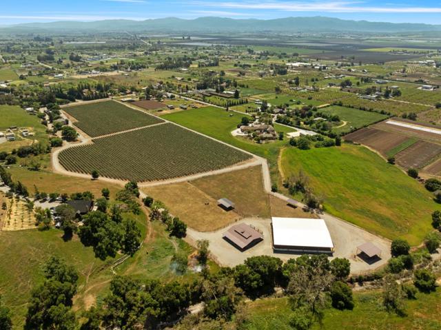 804 Comstock Road, Hollister CA: https://media.crmls.org/mediaz/e1e538fe-52f8-43fb-b836-ebcdb6f76957.jpg