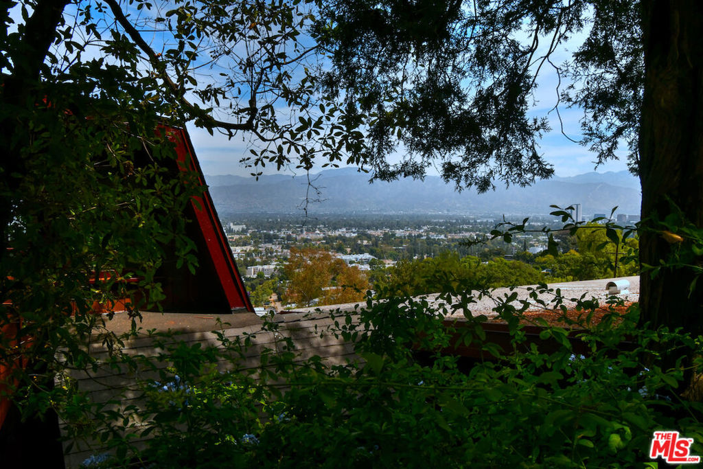 https://media.crmls.org/mediaz/e1e5cc3b-8360-4045-9d0a-db4f026964a3.jpg?preset=X-Large