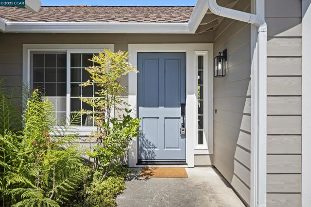 39 Crane Ct, Alameda CA: https://media.crmls.org/mediaz/e1e5fb09-19ce-433f-973e-bcc92b2b4b83.jpg